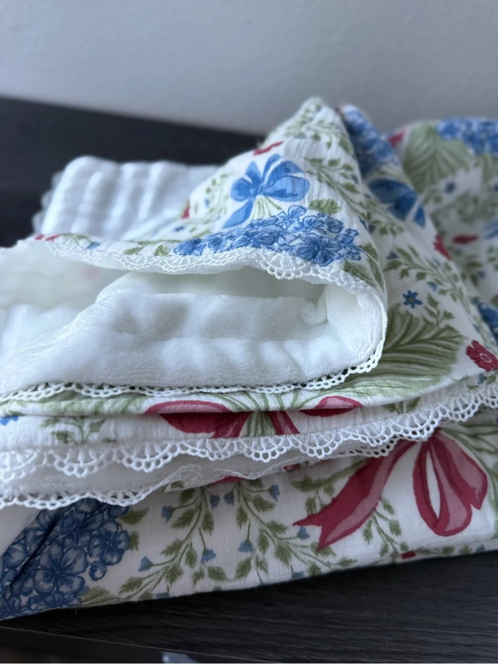 Envogue Reversible Cotton Gauze Throw Americana July Bows Floral Red White Blue